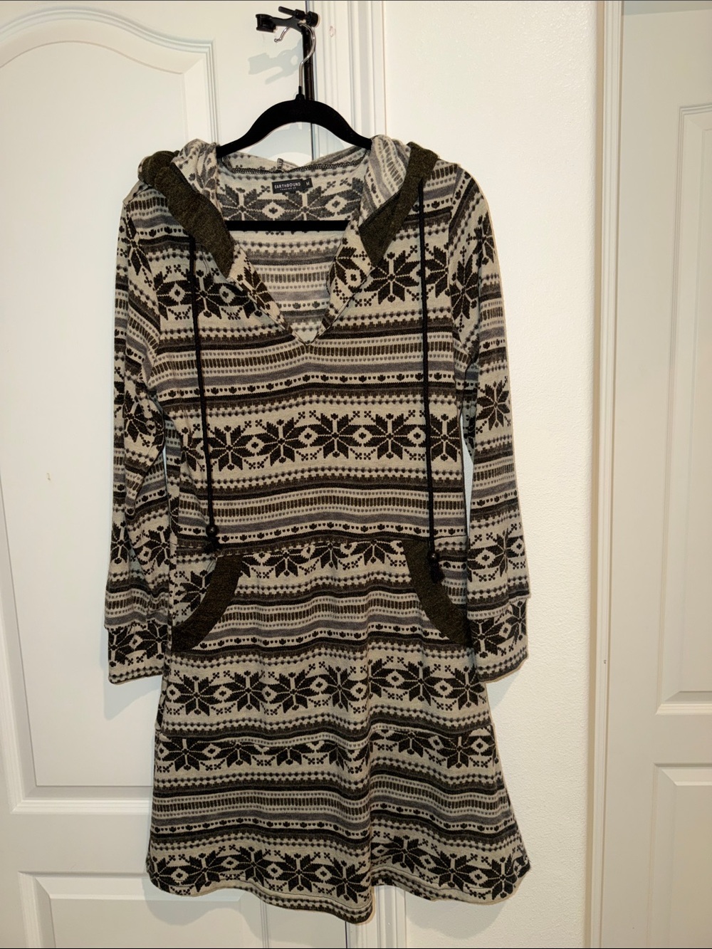 Earthbound hooded long sleeve dress size medium with pockets
